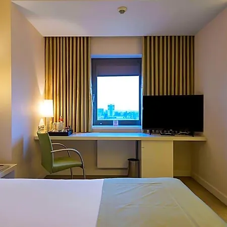 Ramada Plaza By Wyndham Convention Center Hotell