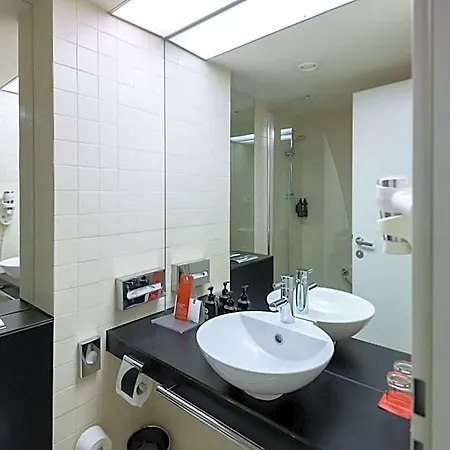 Ramada Plaza By Wyndham Convention Center Hotell