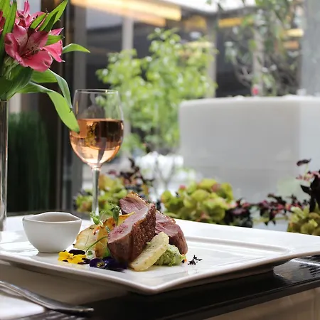 ホテル Ramada Plaza By Wyndham Convention Center 4*